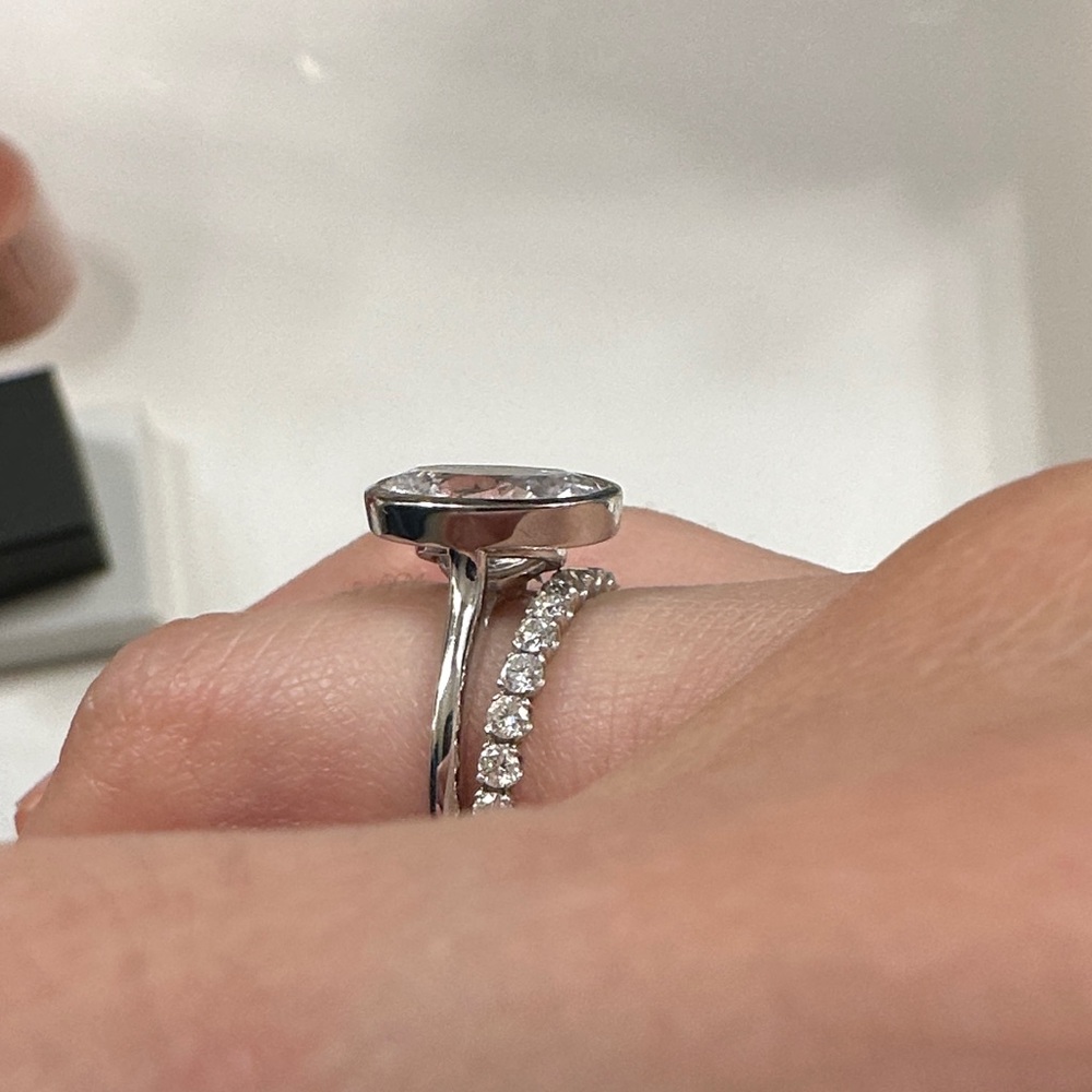 Stunning Silver Oval bezel moissanite Ring (2 carat) - Picture 4 of 8